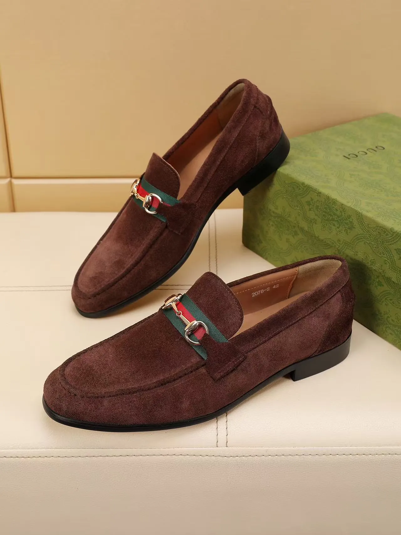 Men's men's shoes 💰440 🆘【GUCCI】Gucci ·🐂里· Hot-selling beanie shoes, top brand luxury, top quality, latest fashion beanie shoes.. The upper is made of original high mercerized smooth cow suede. (Full top-layer water-dyed 🐂 leather and lining). The original stylish and stylish soft rubber wear-resistant and non-slip outsole is light and comfortable on the foot, available in 3 colors! Matching code: 39-45 (38.46. Customized)